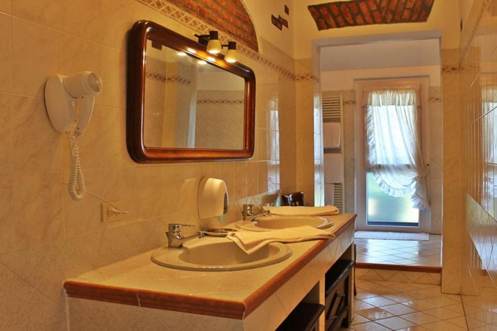 Hotel Ristorante La Torretta Bianzè エクステリア 写真